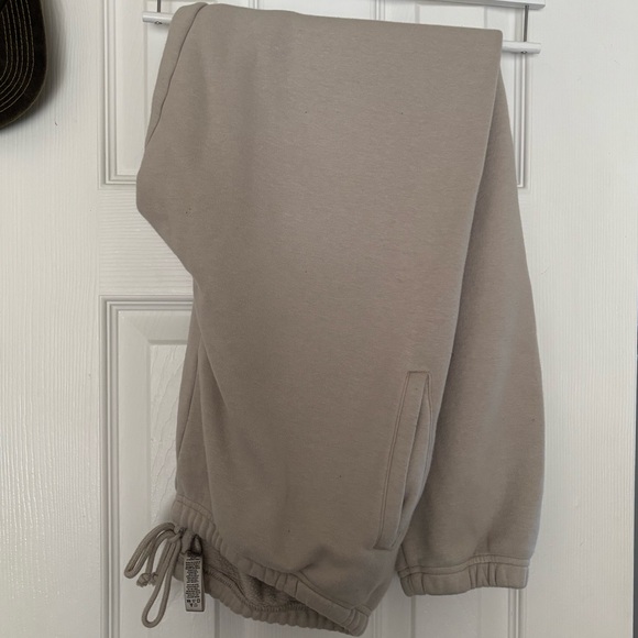 SKIMS | COTTON FLEECE CLASSIC JOGGER | STONE - Picture 2 of 5